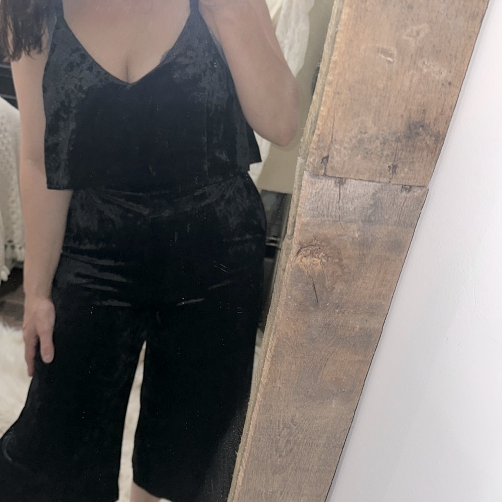 Very J Chic Black velvet Jumpsuit size medium - Picture 5 of 6